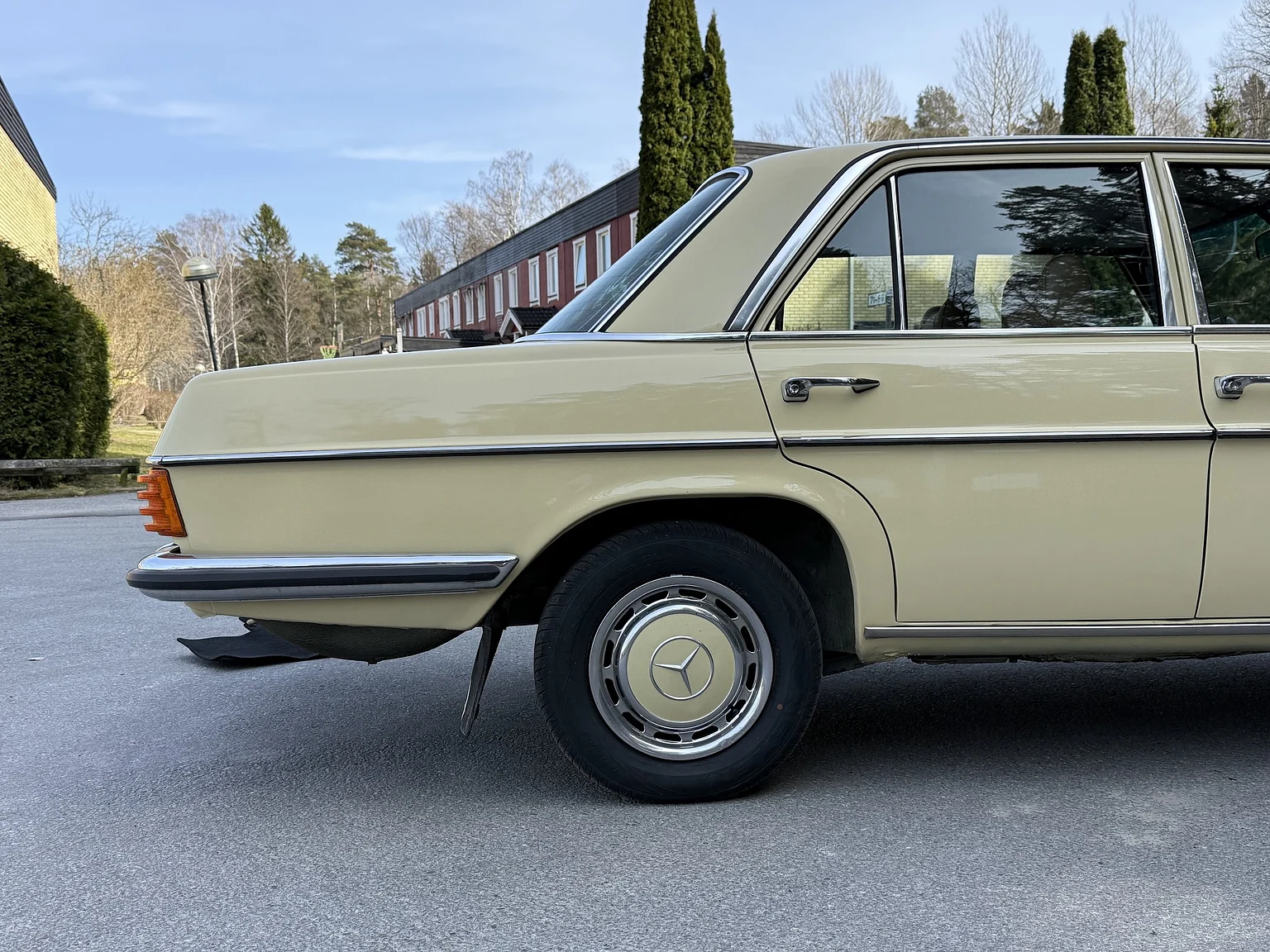 Exteriörbild på 1974 Mercedes-Benz 230 Automatic (48)