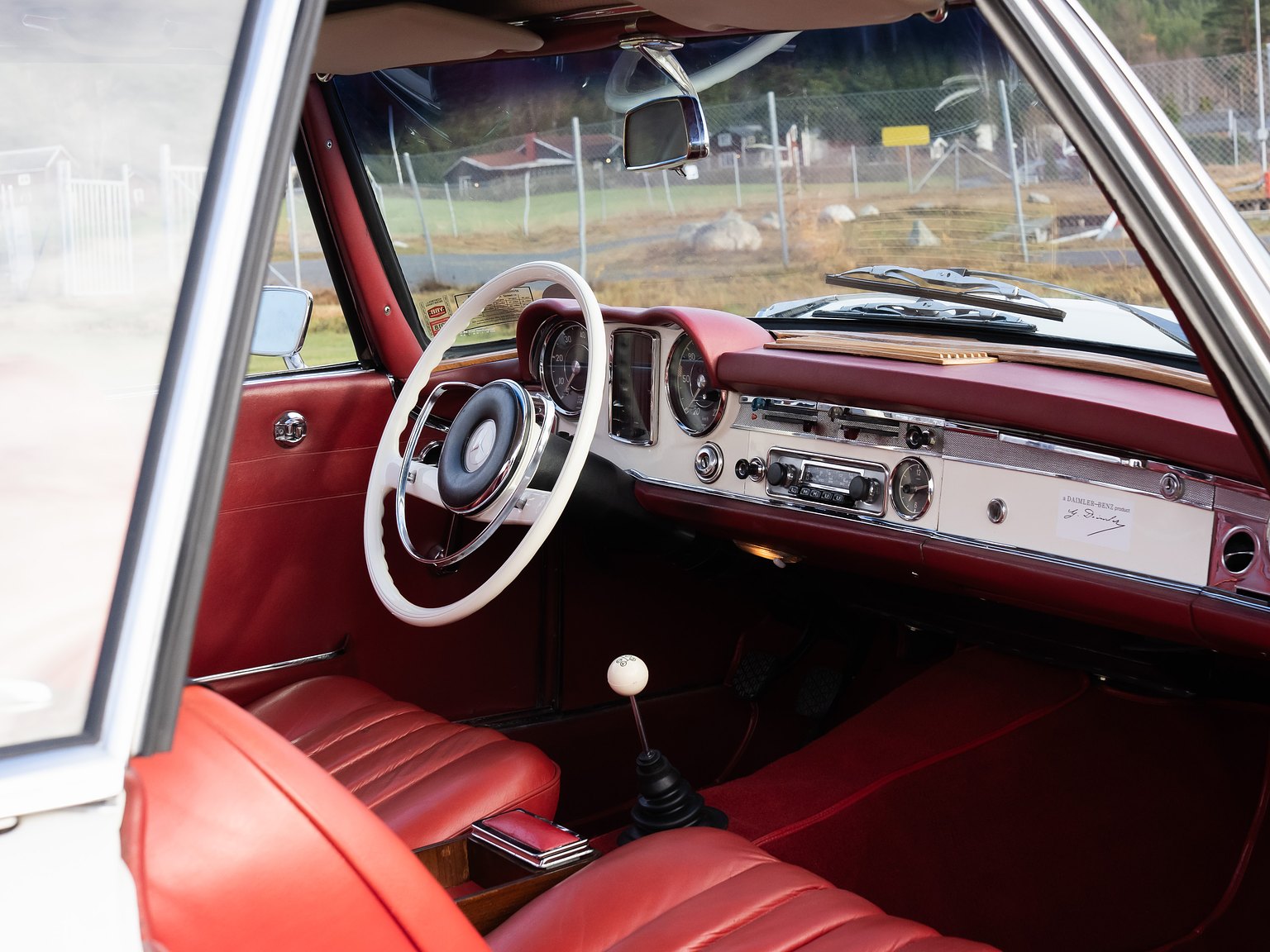 Innenraumfoto von 1966 Mercedes-Benz 230 SL "Pagoda"