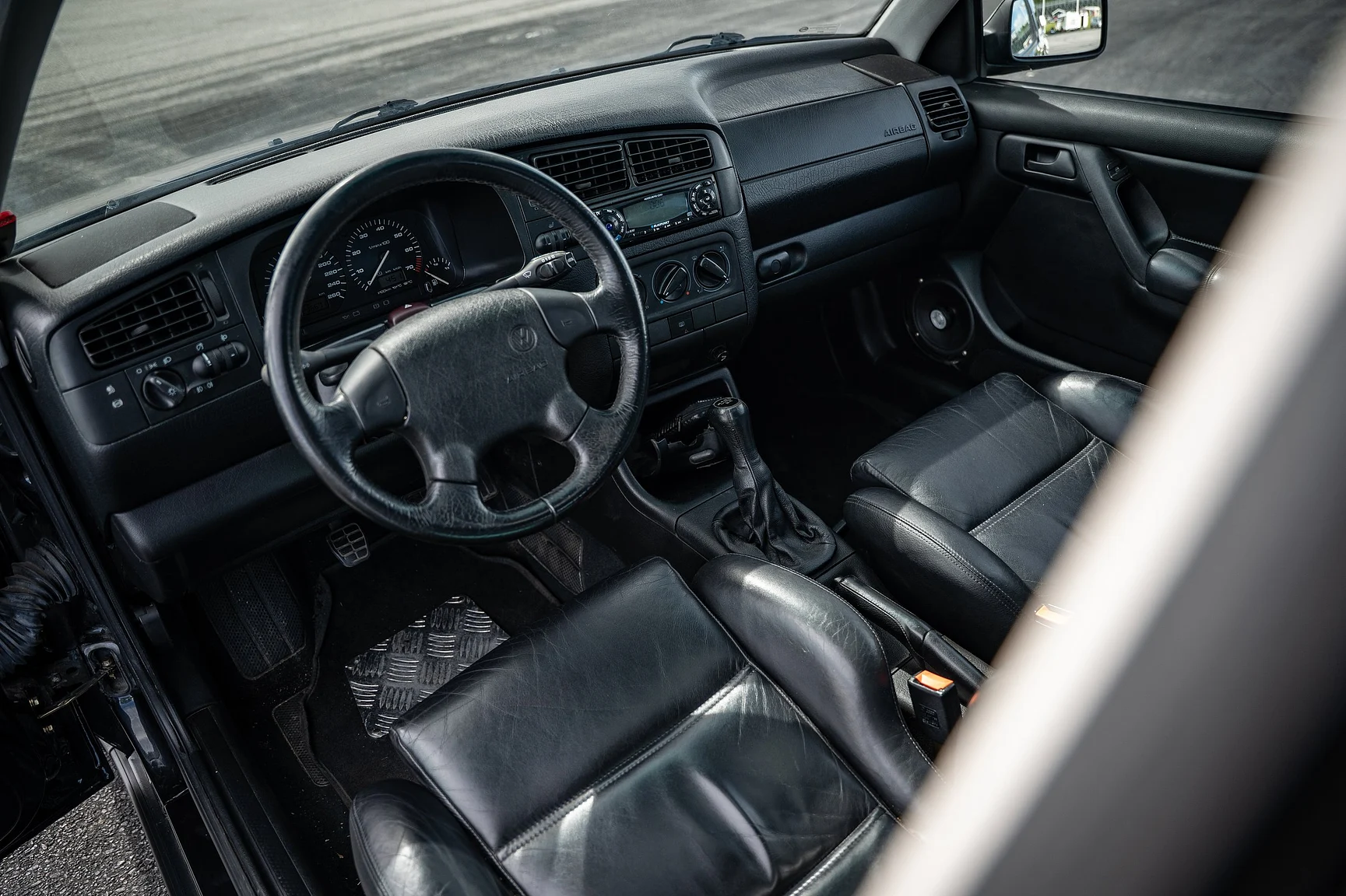 Interior image of 1994 Volkswagen Golf 3-door VR6 (1)