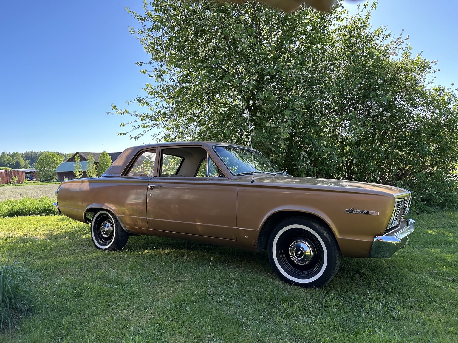 Exteriörbild på 1966 Plymouth Valiant 100 2-door Sedan