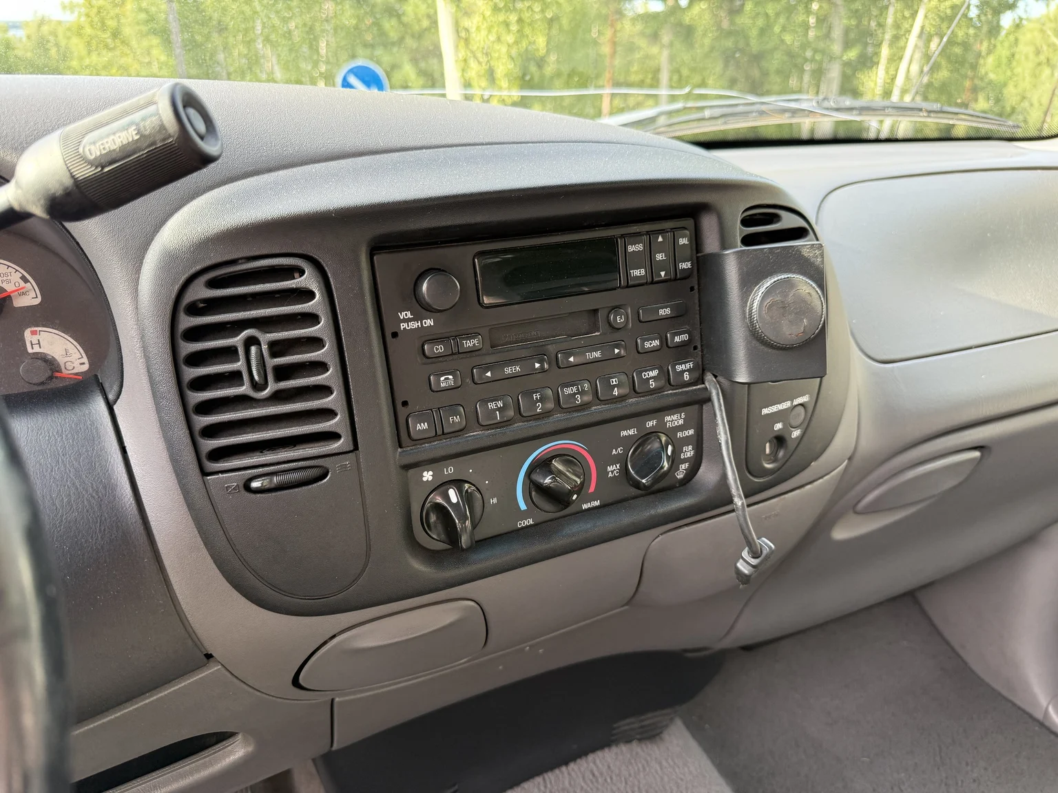 Interior image of 2002 Ford F-150 SVT Lightning (20)