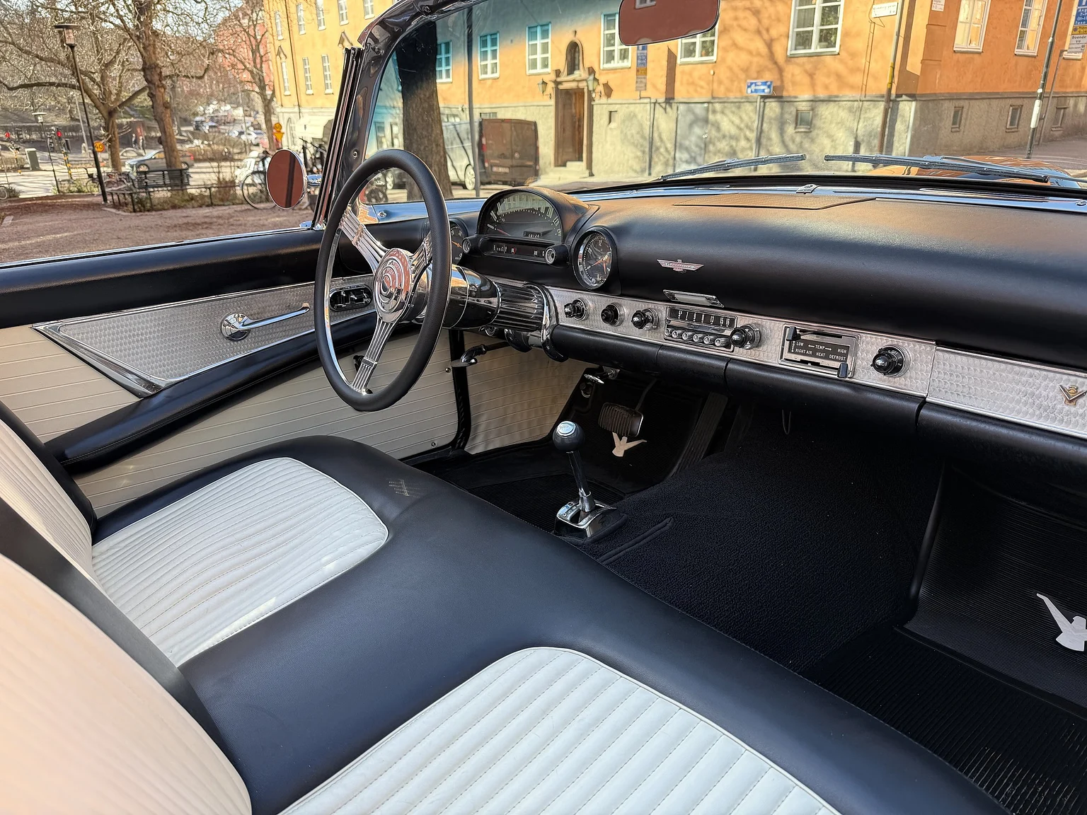 Interior image of 1955 Ford Thunderbird (32)