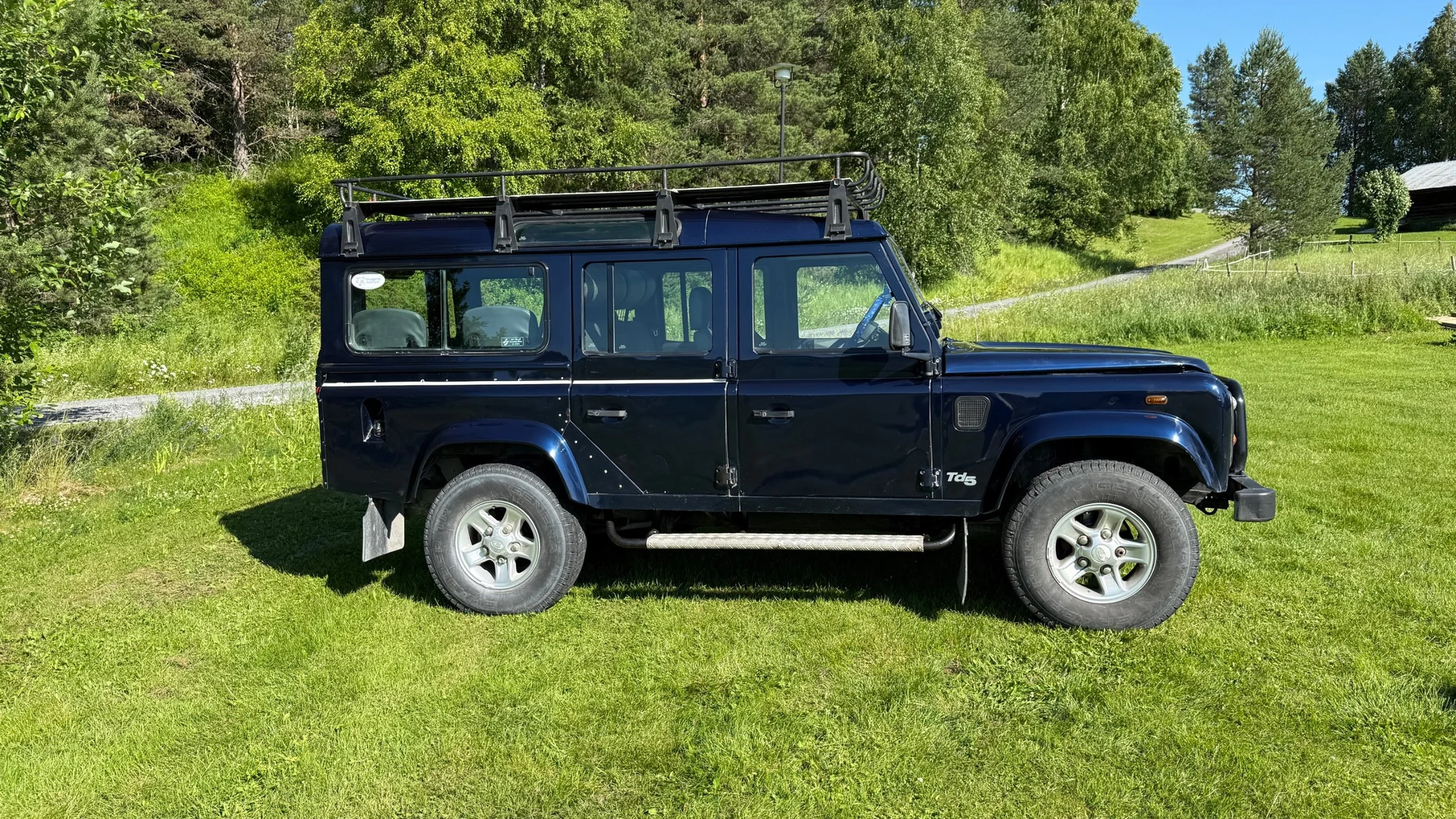 Exteriörbild på 2002 Land Rover Defender 110 Kombi Td5 (27)