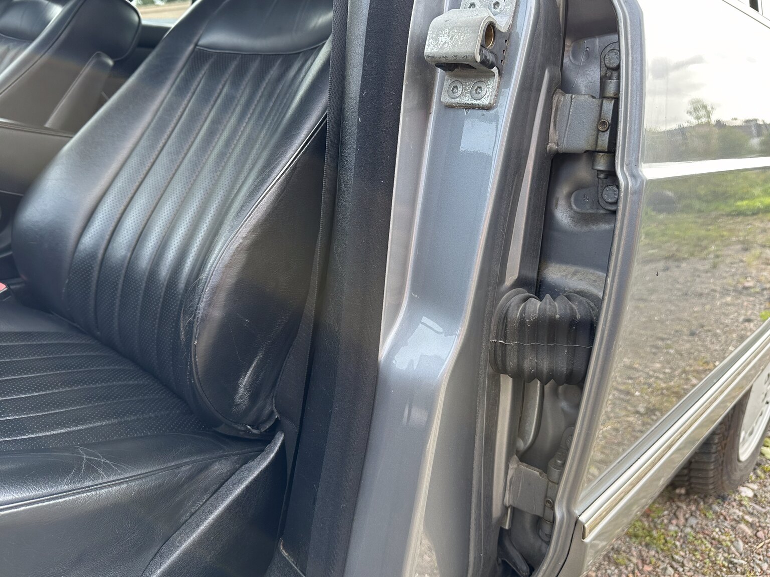 Innenraumfoto von 1987 Mercedes 300 SE