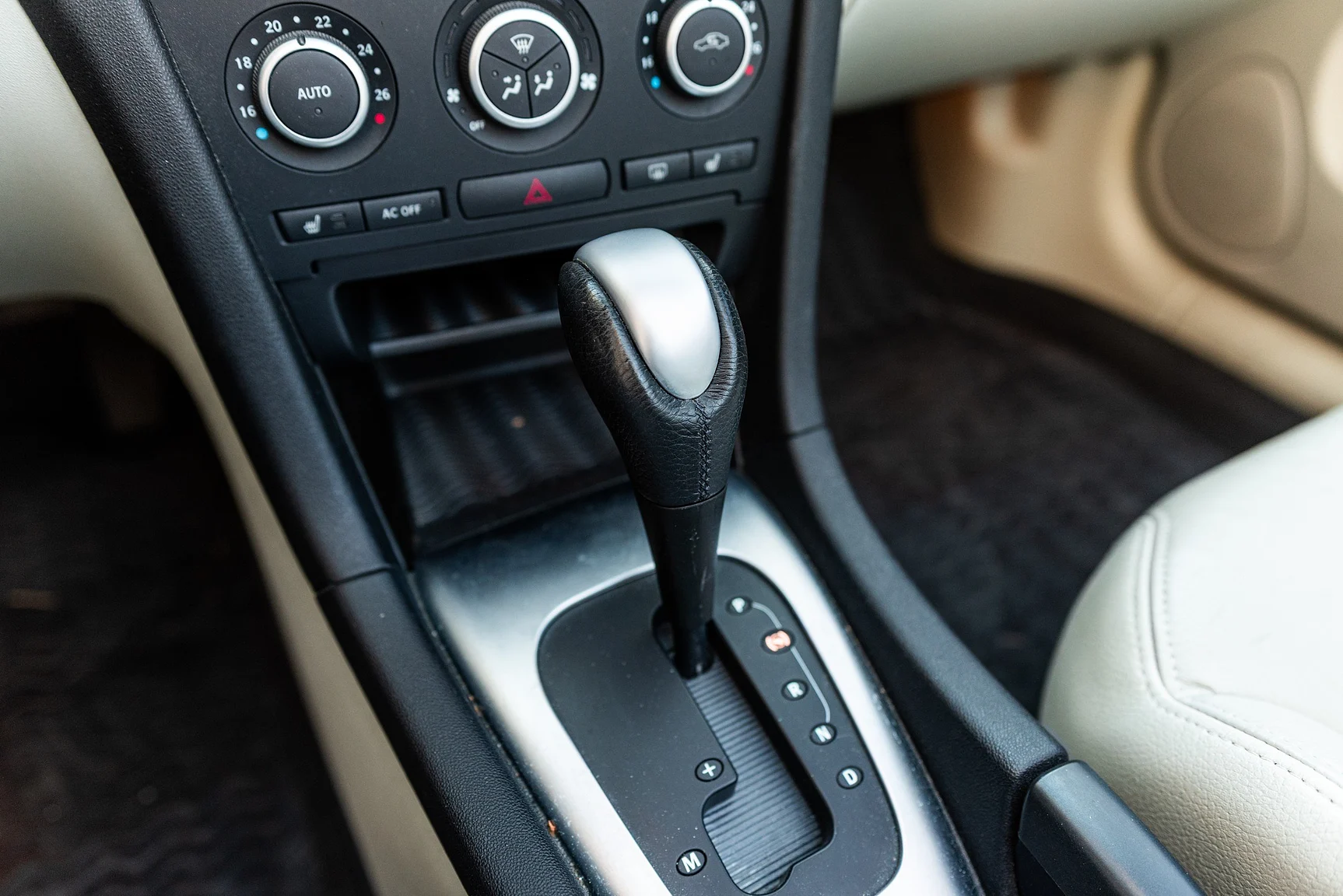 Interior image of 2008 SAAB 9-3 Vector 2.0T Cabriolet (42)