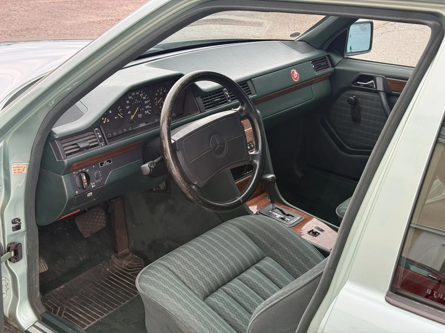 Interior image of 1991 Mercedes-Benz 300 E 4MATIC (2)