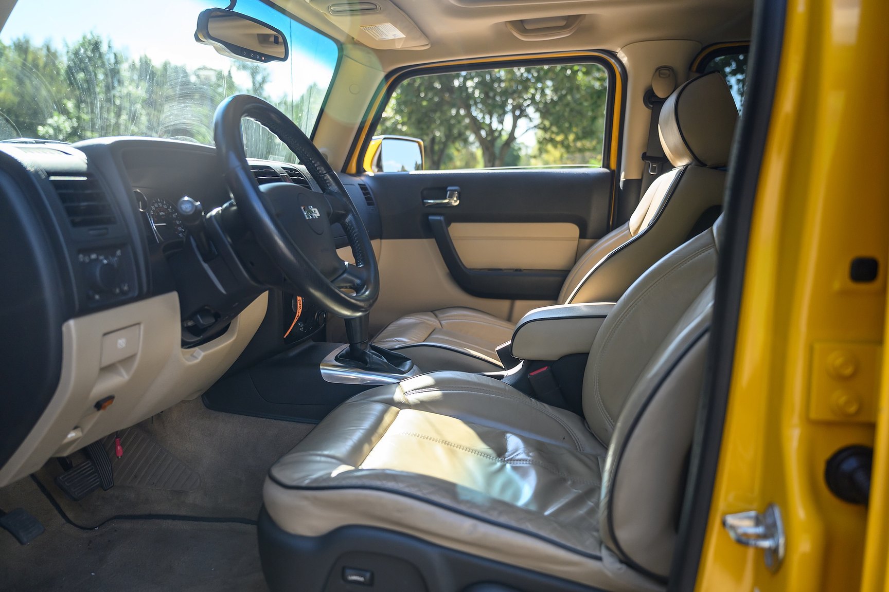 Interior image of 2006 Hummer H3