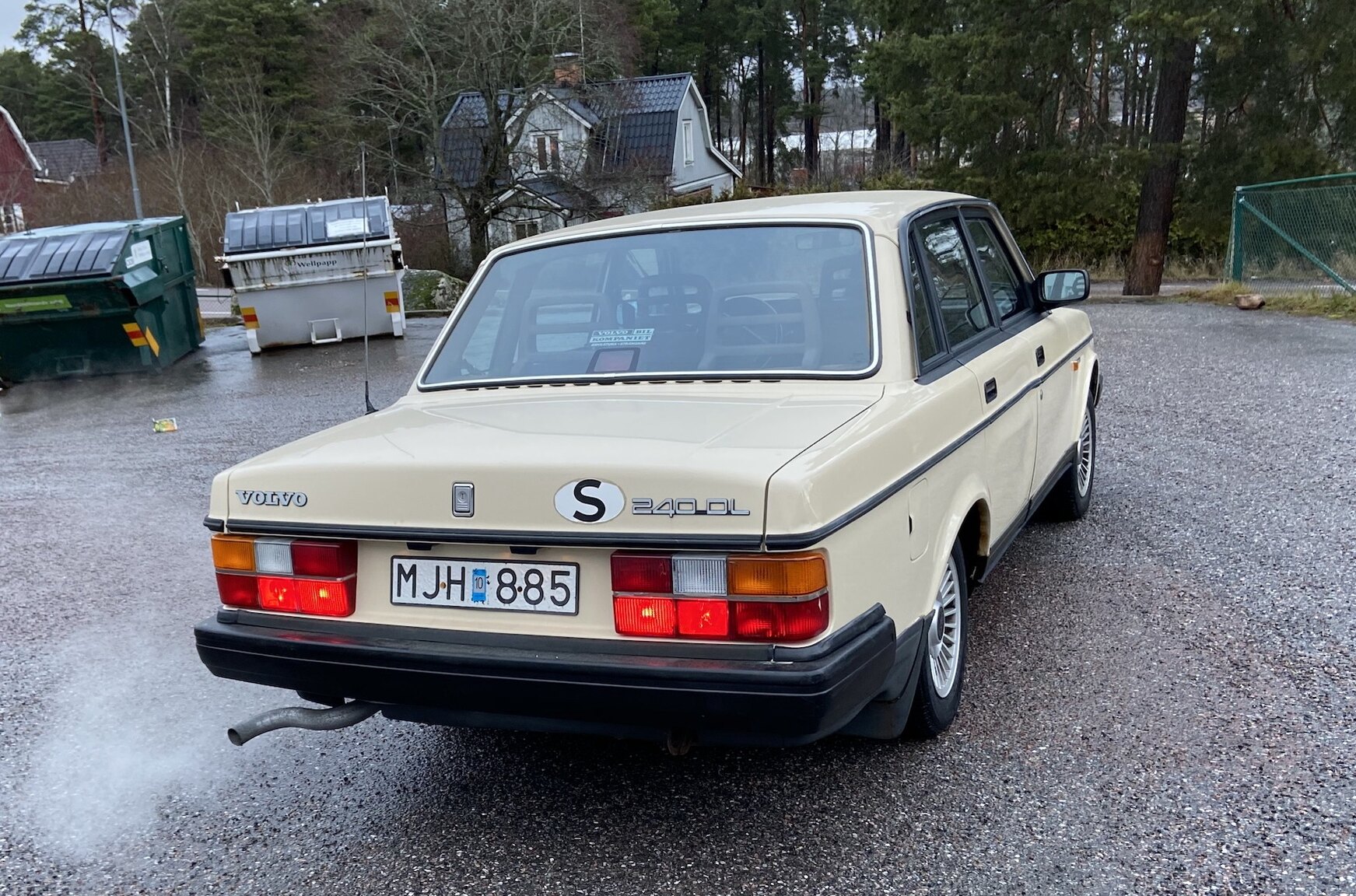 Exterior image of 1987 Volvo 244