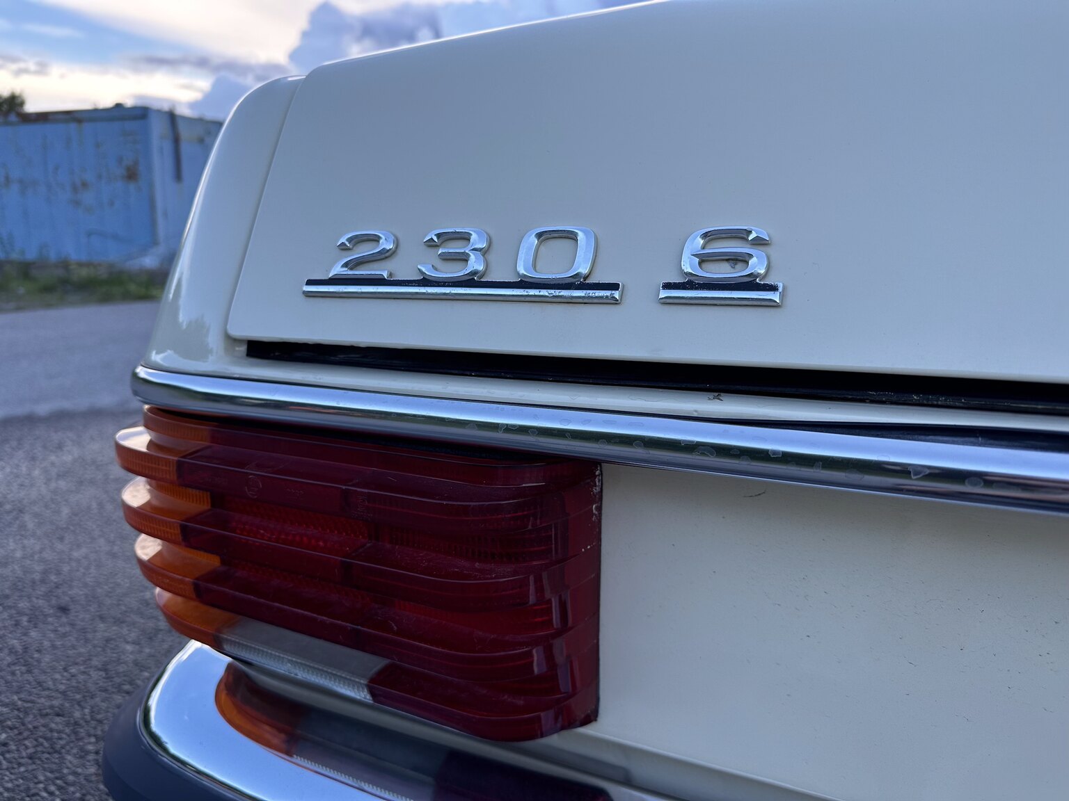 Aussenfoto 1974 Mercedes Benz 230.6