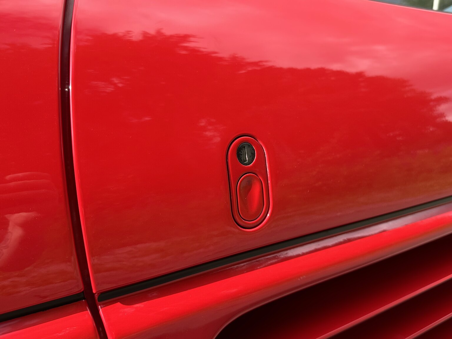 Exteriörbild på 1990 Ferrari 348 (56)