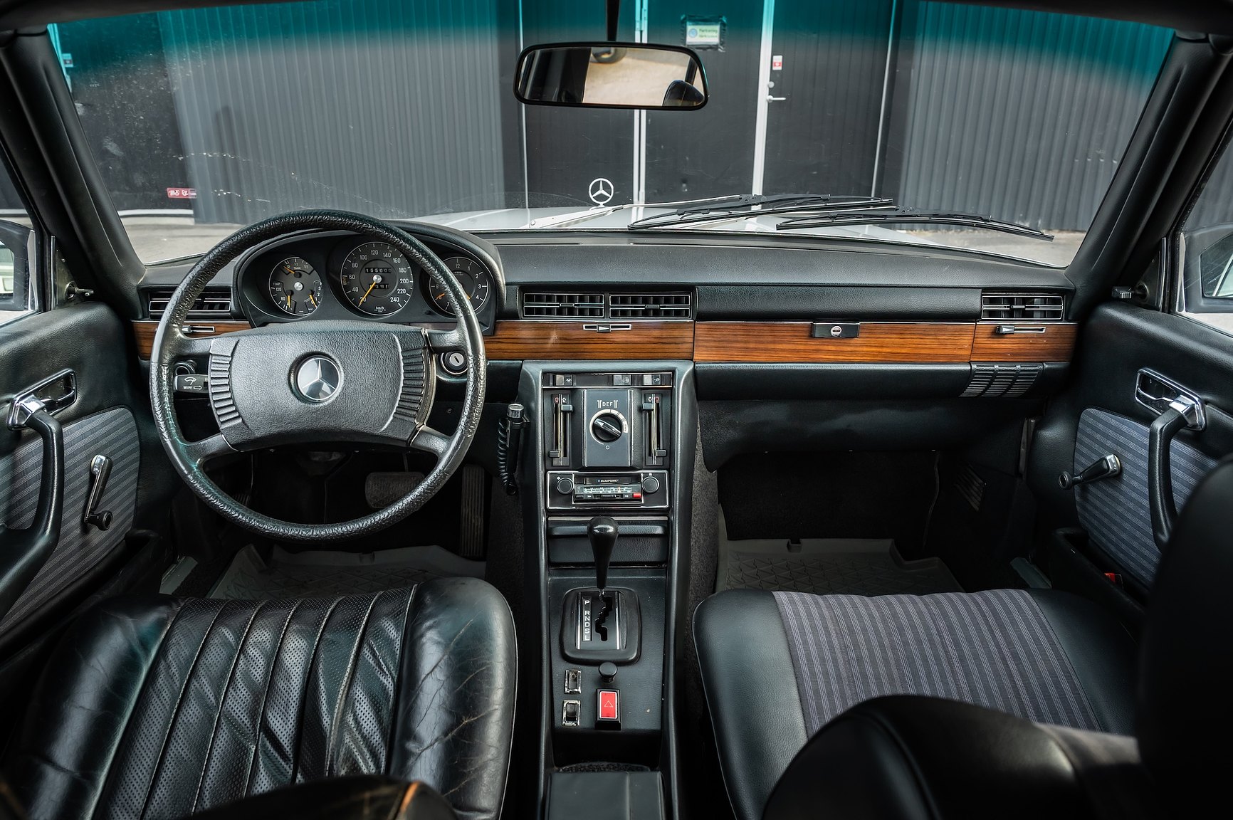Interior image of 1975 Mercedes-Benz 280 SE 