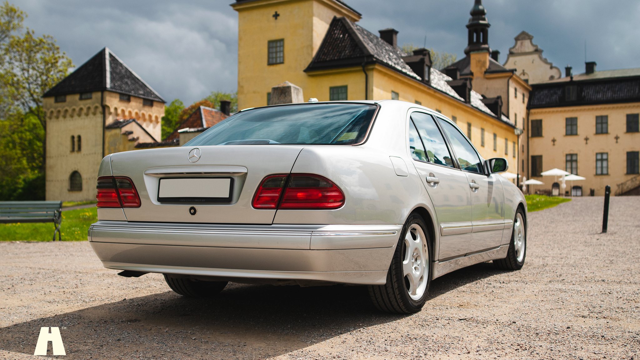 Exterior image of 2000 Mercedes E430