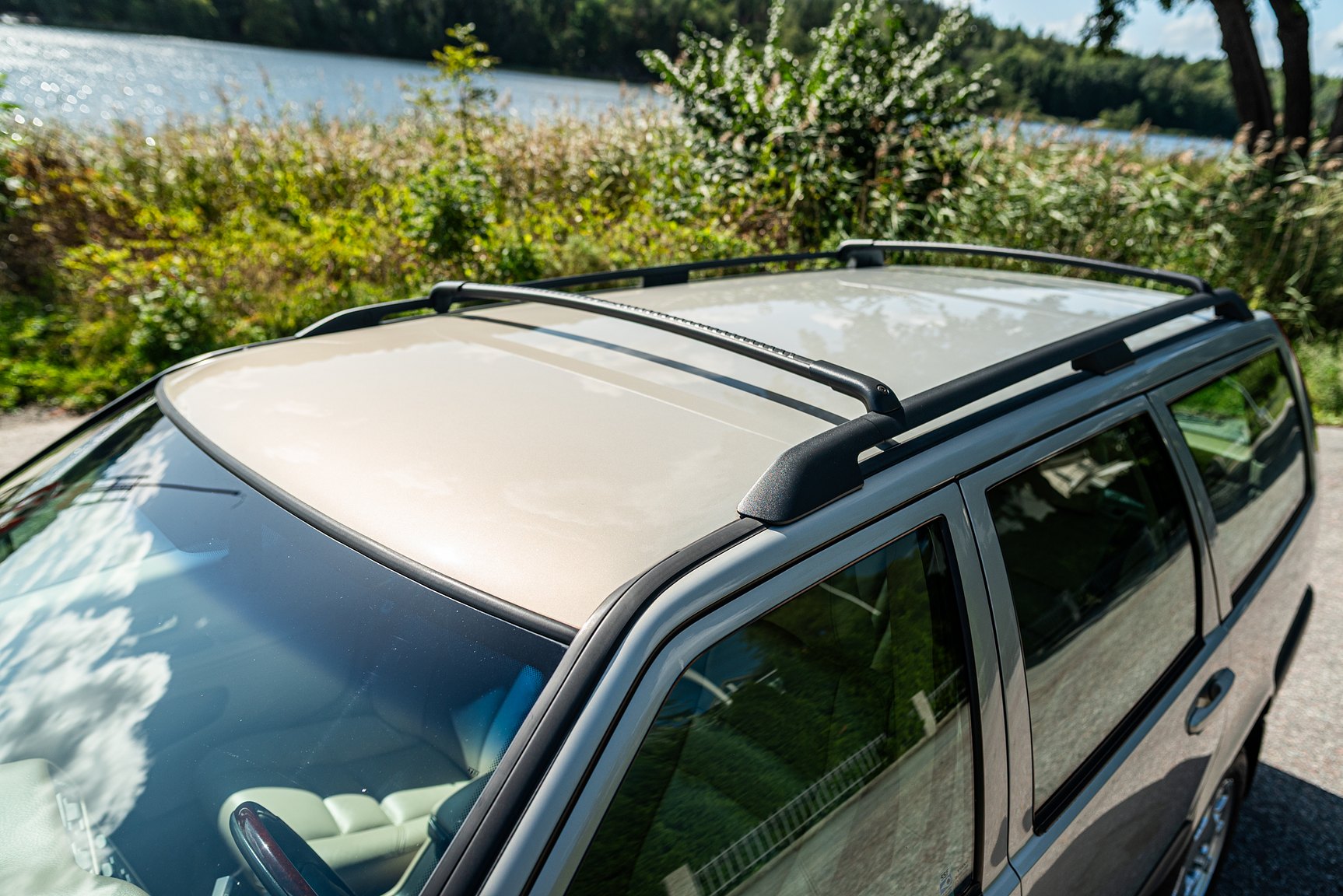 Exterior image of 2000 Volvo V70 XC 2.4 T AWD 