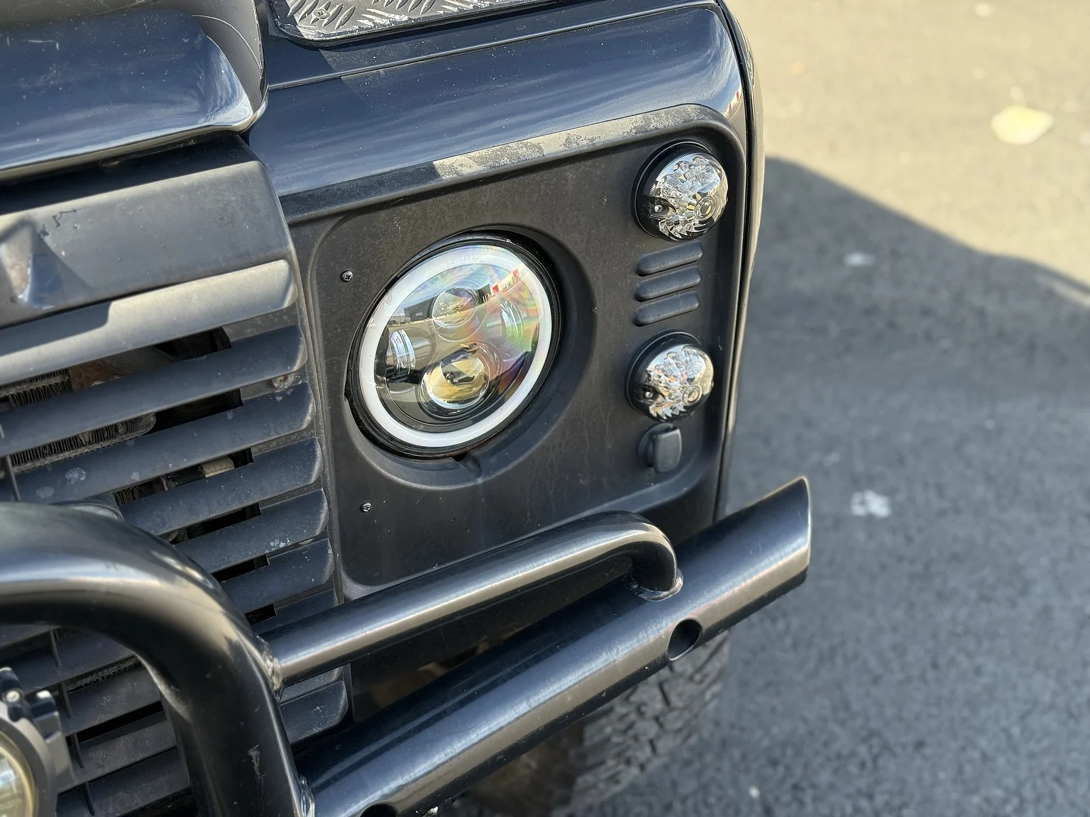 Exteriörbild på 2000 Land Rover Defender 110 Tomb Raider (22)