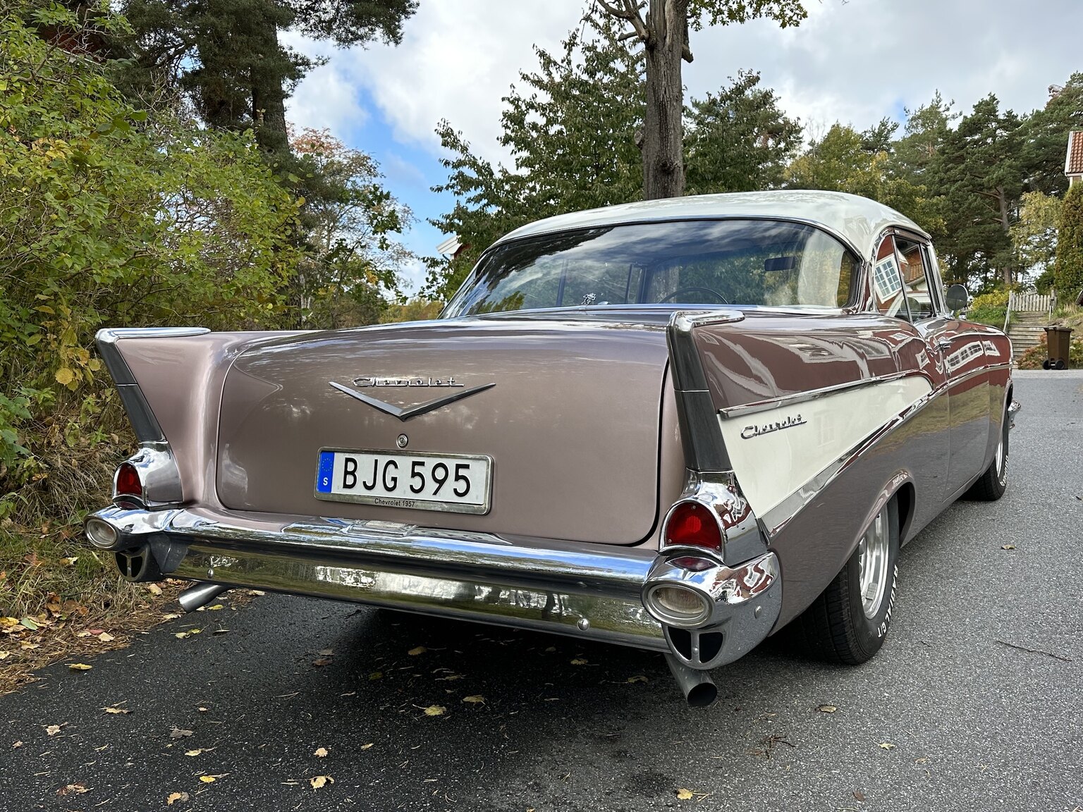 Exteriörbild på 1957 Chevrolet Two-Ten Restomod (7)
