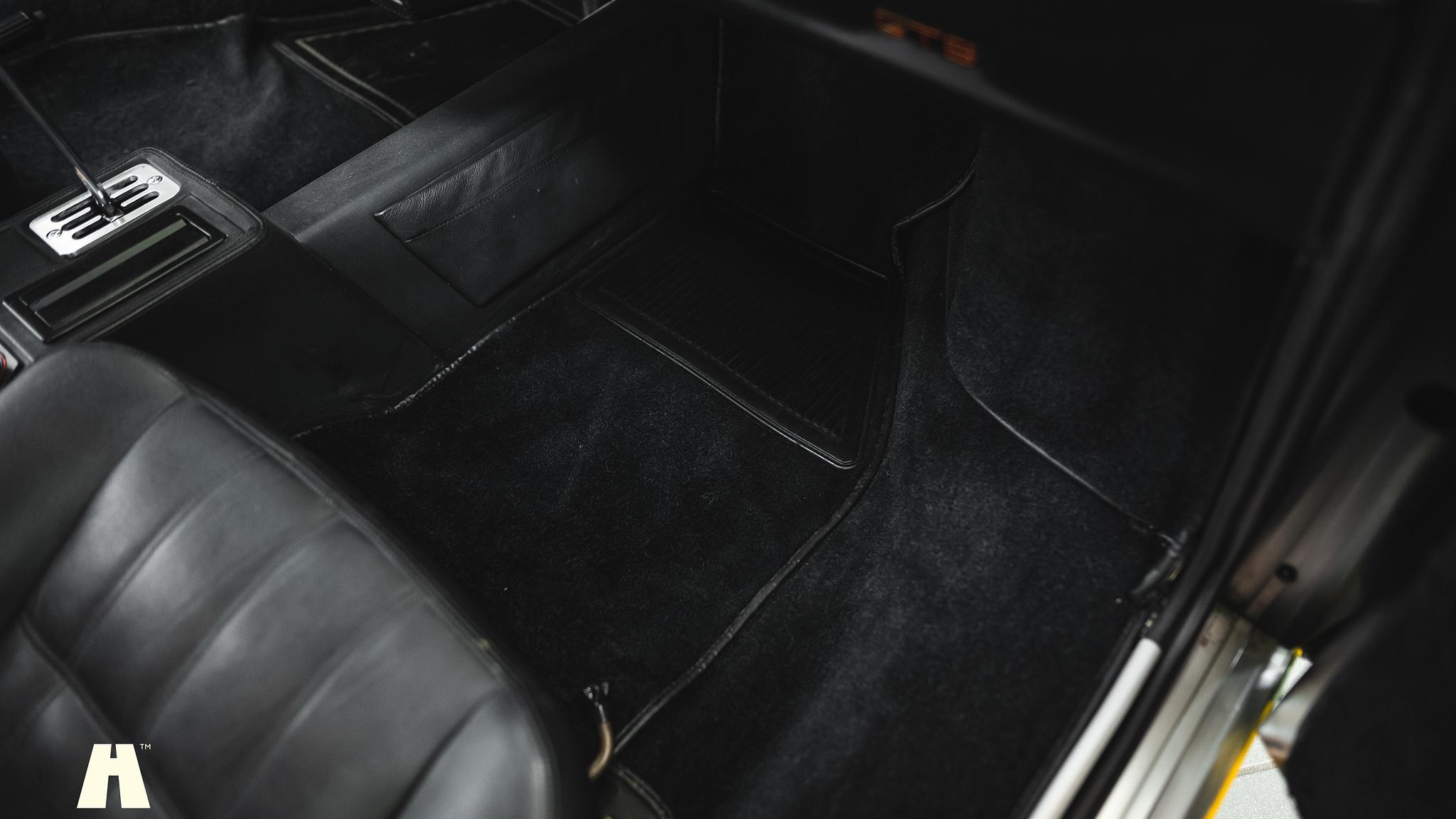Interiörbild 1986 Ferrari 328 GTB