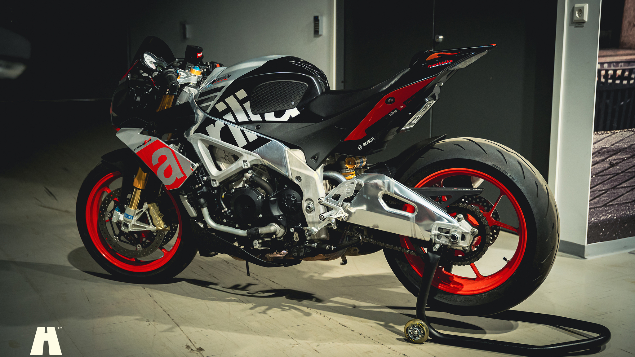 Exterior image of 2016 Aprilia Tuono V4 Factory