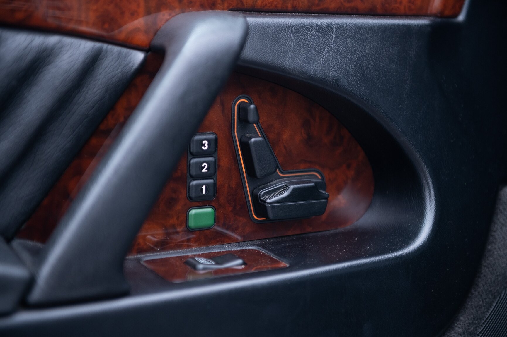 Interior image of 1992 Mercedes-Benz 500 SE