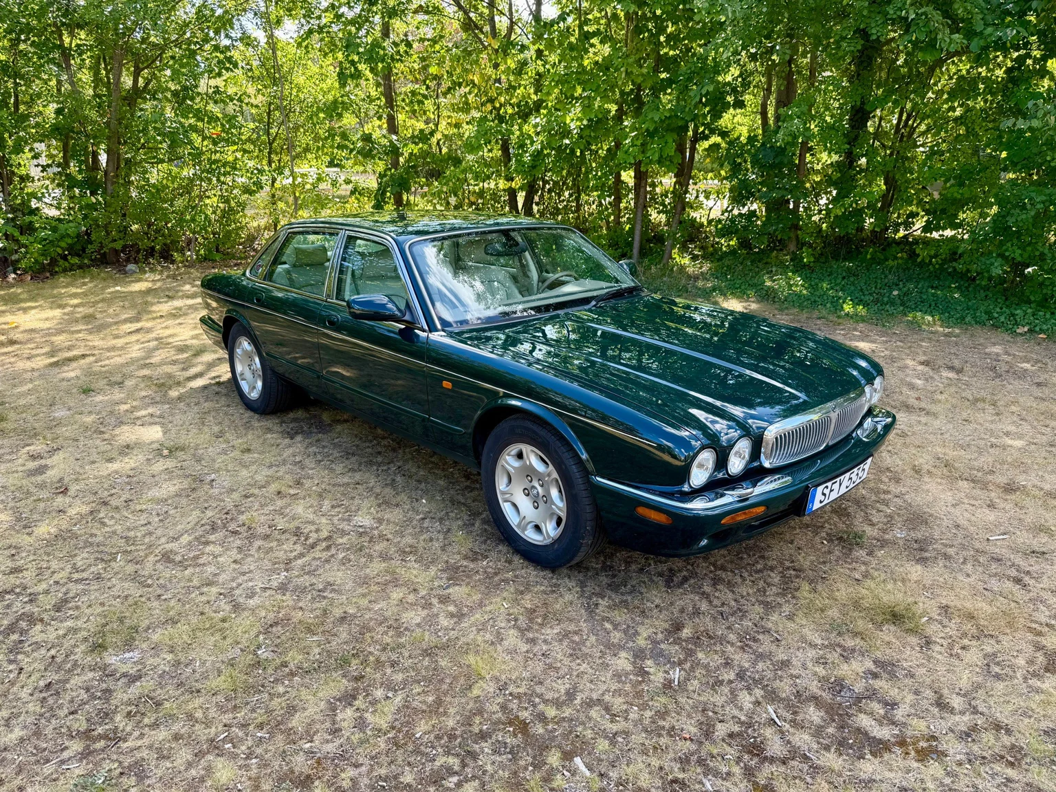 Exterior image of 2001 Jaguar XJ Sovereign 4.0 V8 (2)