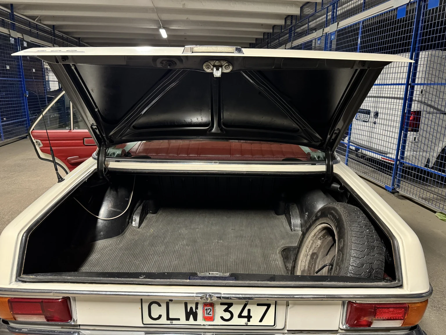 Innenraumfoto von 1972 Mercedes-Benz 200 (61)