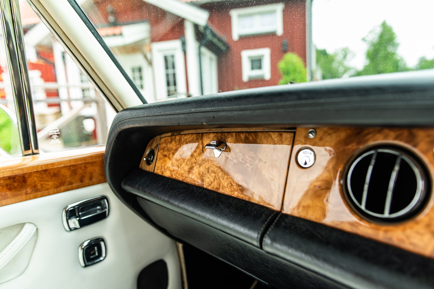 Interior image of 1972 Rolls-Royce Silver Shadow