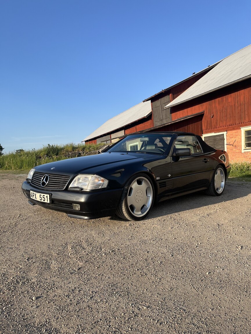 Exterior image of 1992 Mercedes-Benz SL 500