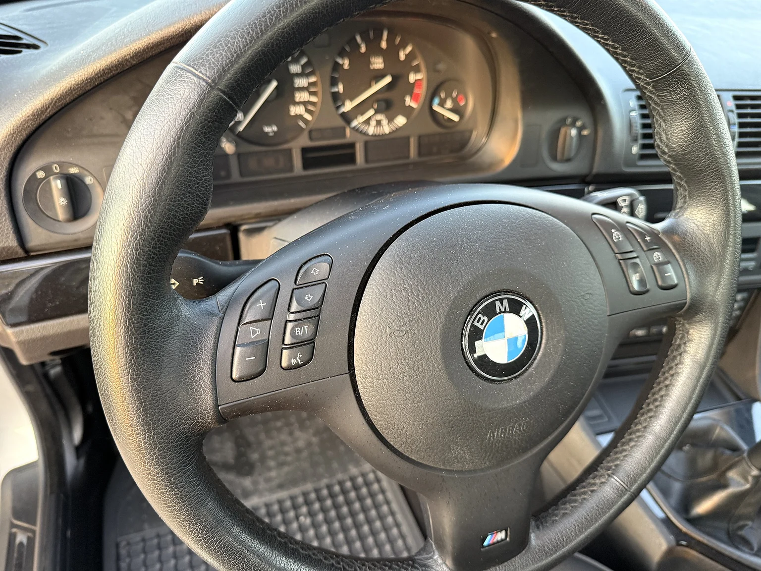 Interior image of 2002 BMW 520i (9)