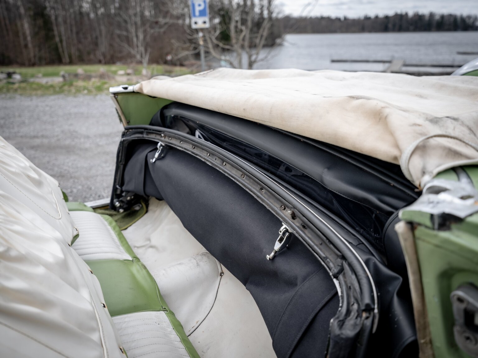 Exteriörbild på 1956 Ford Thunderbird (40)