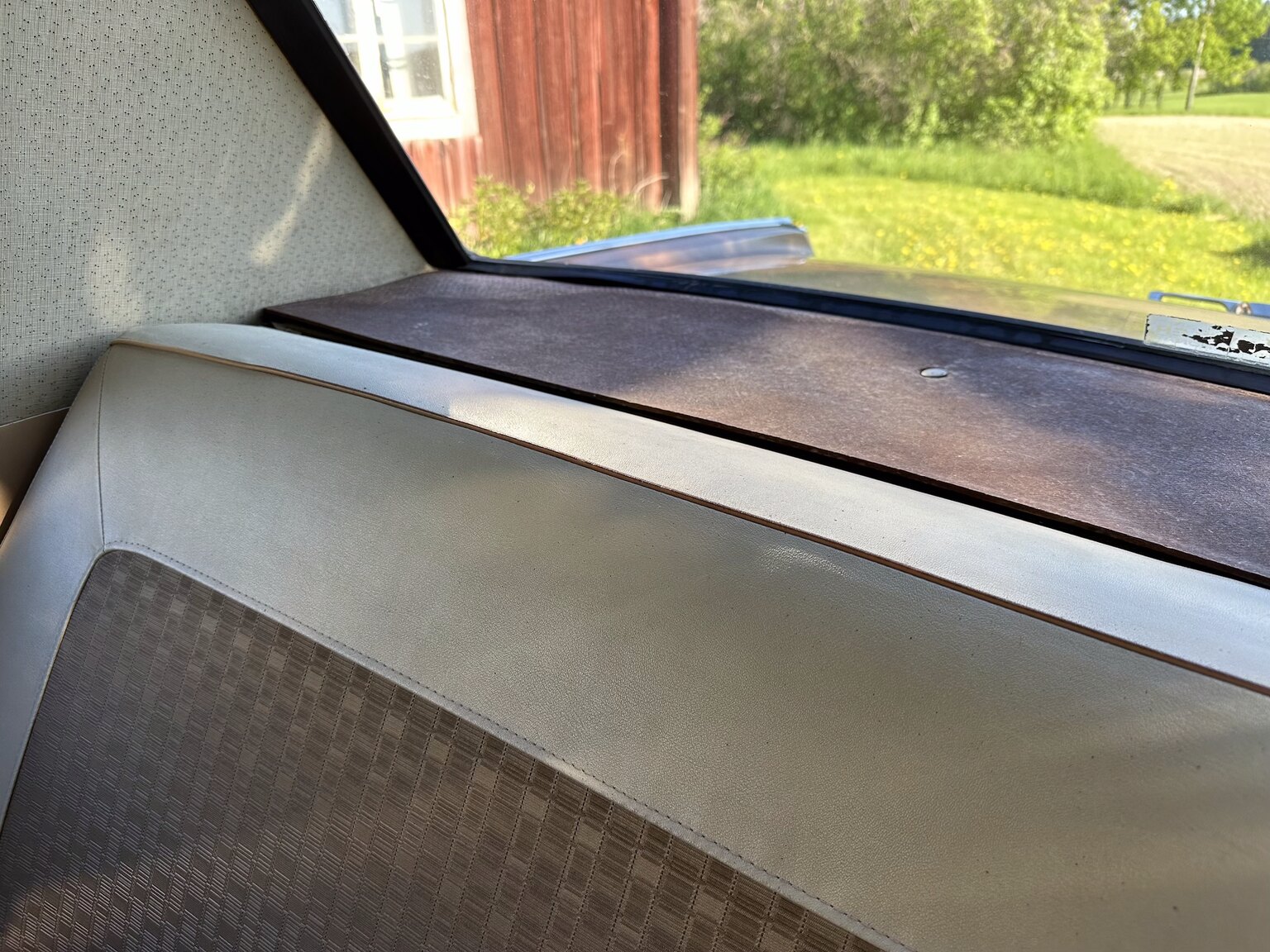 Innenraumfoto von 1966 Plymouth Valiant 100 2-door Sedan