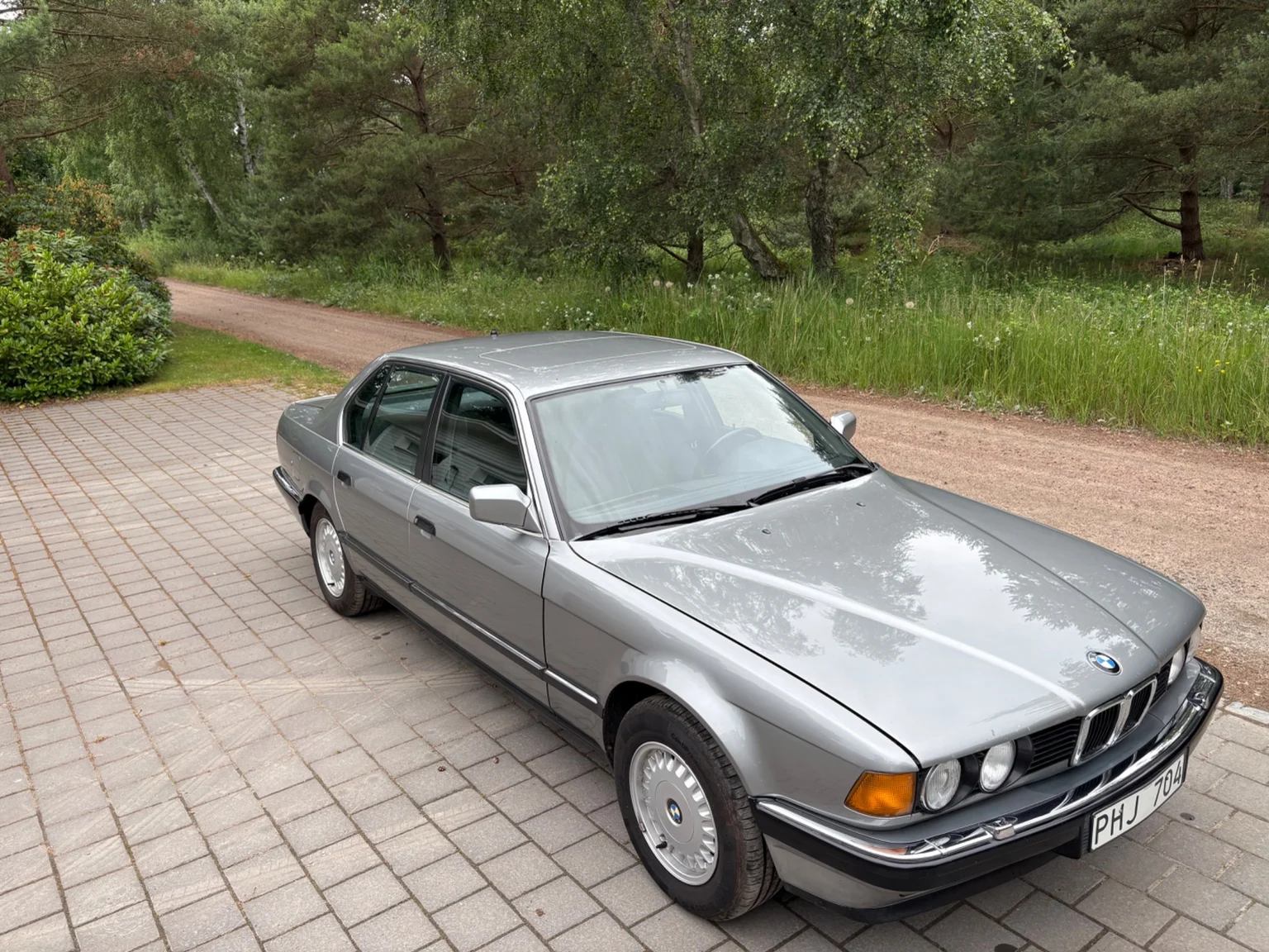 Exteriörbild på 1988 BMW 730iA (6)