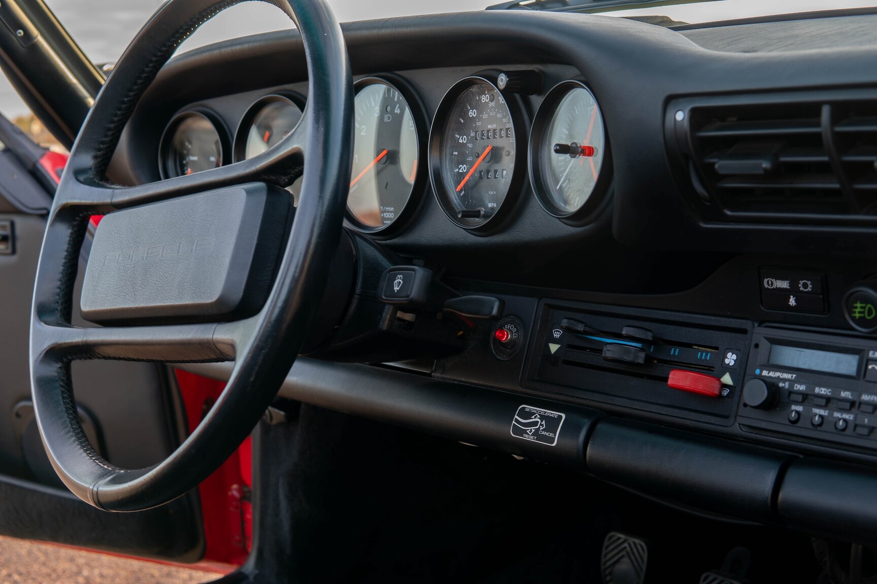 Innenraumfoto von 1987 Porsche 911 Carrera Cab 3.2