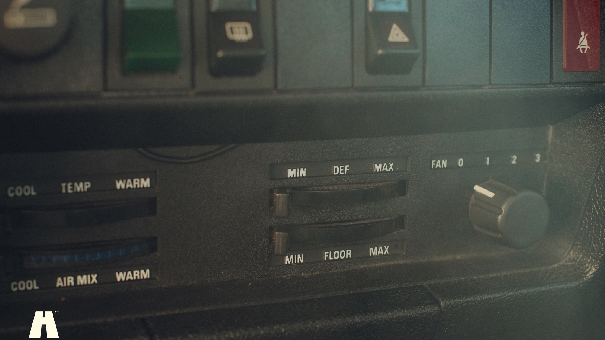 Interior image of 1988 Volvo 240 GL (25)