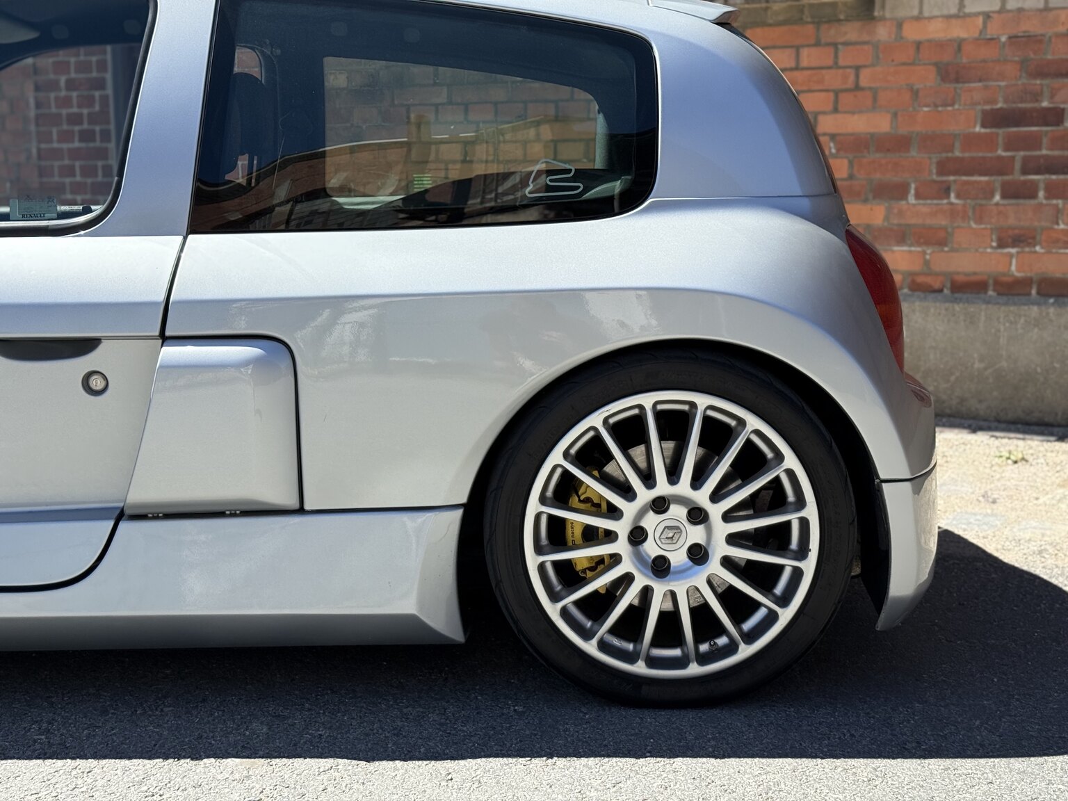 Exterior image of 2002 Renault Clio Sport V6