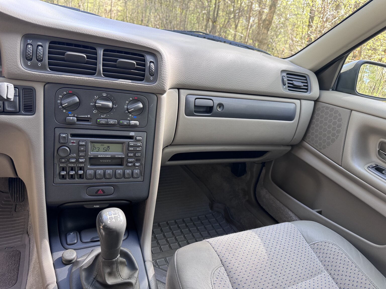 Interior image of 1999 Volvo V70 2.5