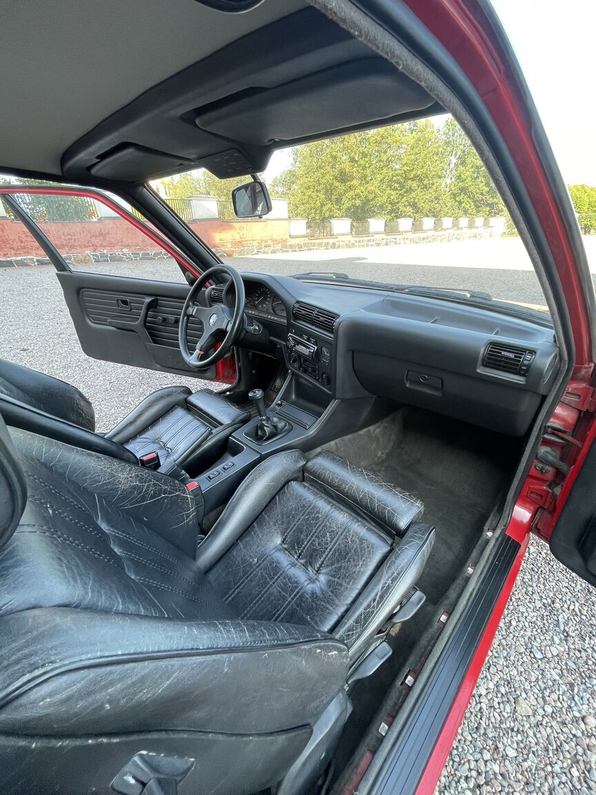 Interior image of 1987 BMW 320i