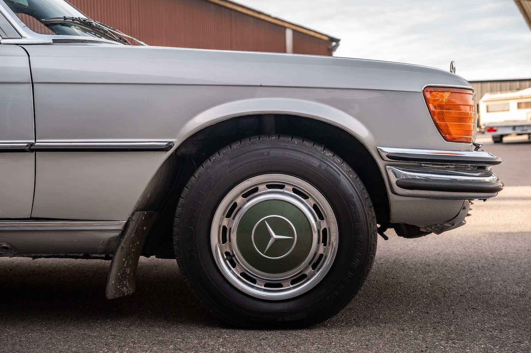 Exteriörbild på 1975 Mercedes-Benz 280 SE 