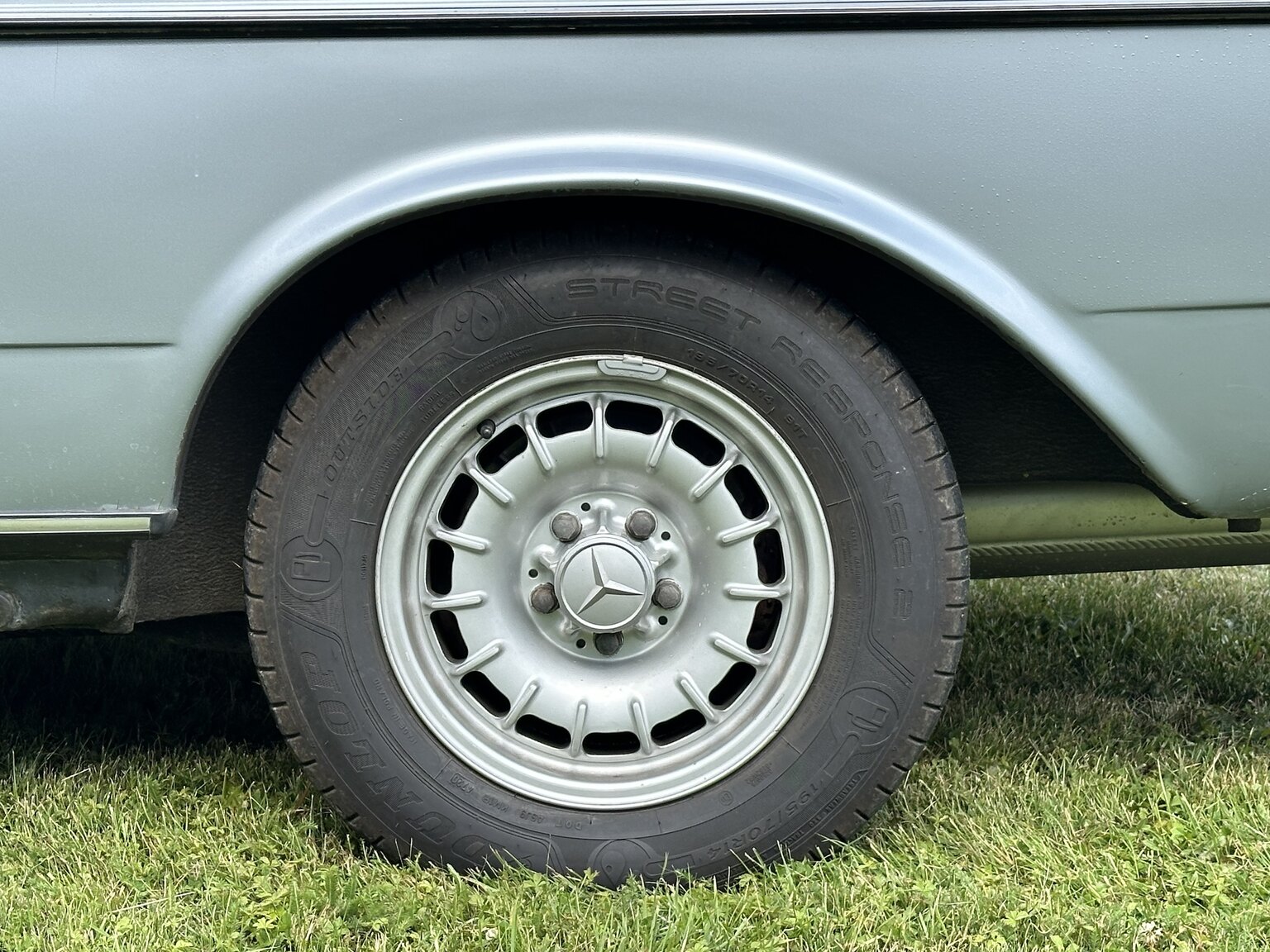 Exteriörbild på 1984 Mercedes-Benz 230 CE