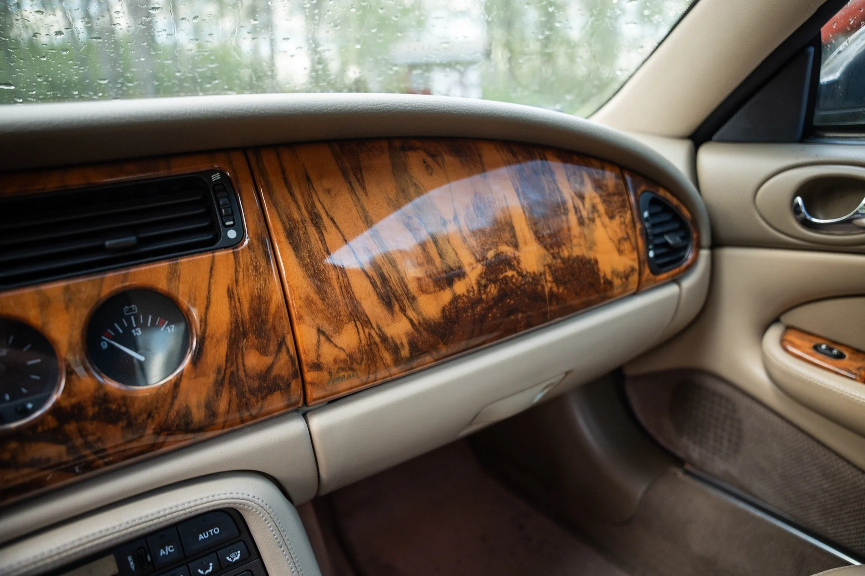 Innenraumfoto von 1999 Jaguar XKR - NO RESERVE (38)