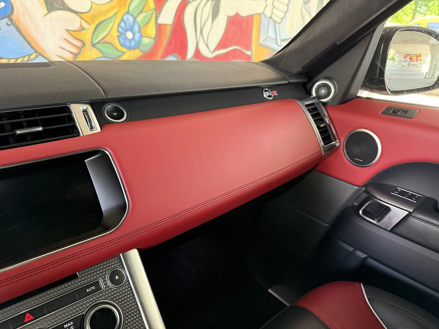 Innenraumfoto von 2017 Range Rover Sport SVR (34)