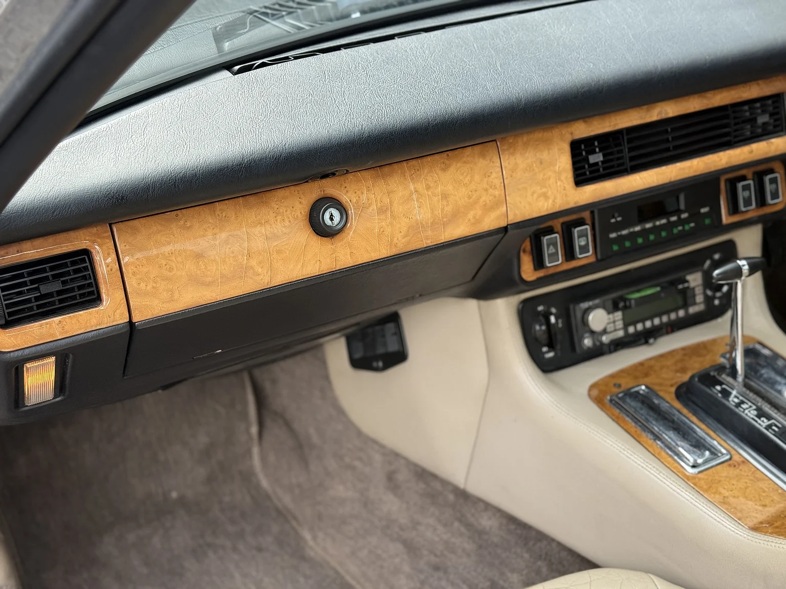 Innenraumfoto von 1985 Jaguar XJS HE (27)