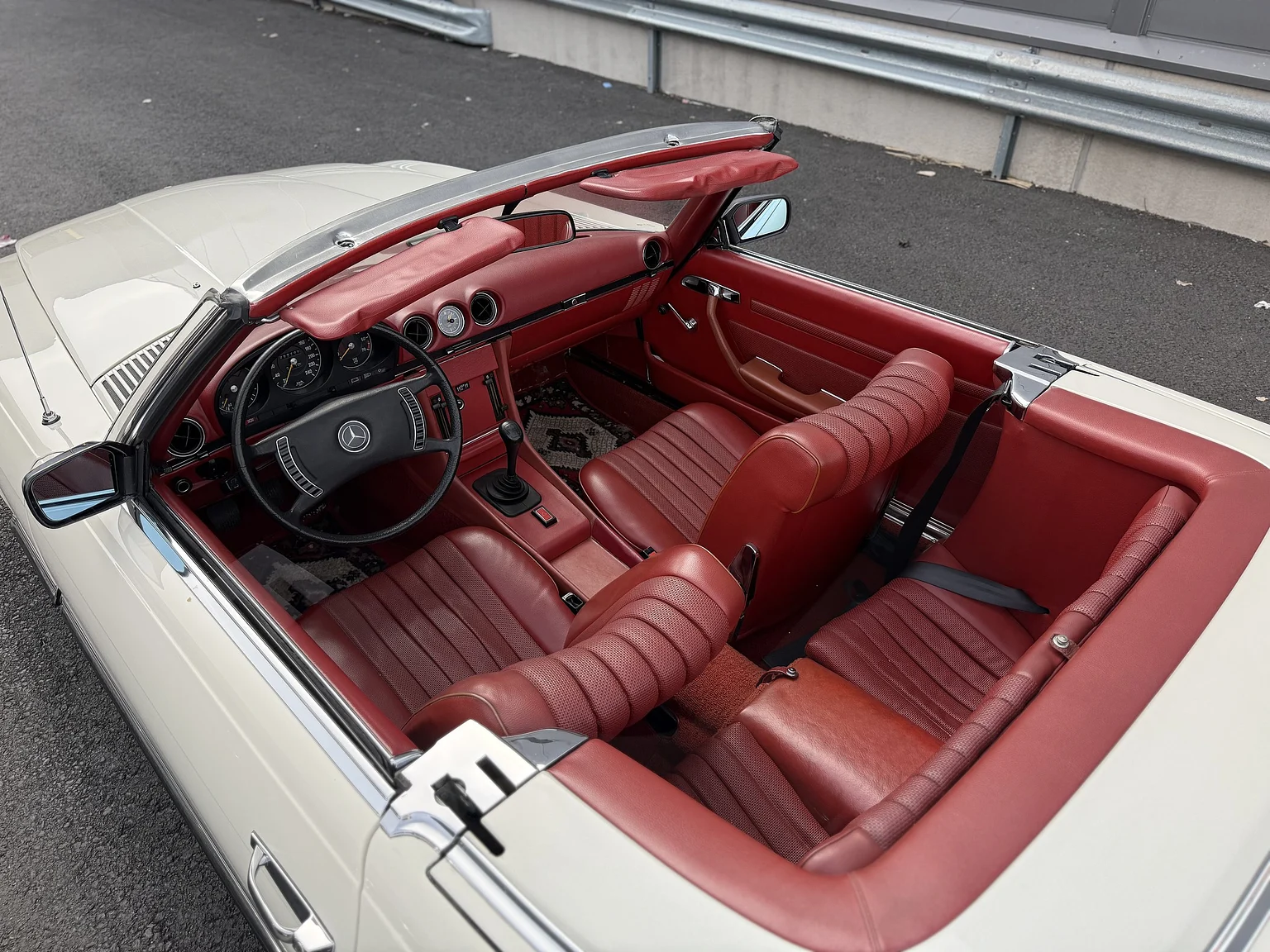 Innenraumfoto von 1973 Mercedes Benz 350 SL  (34)