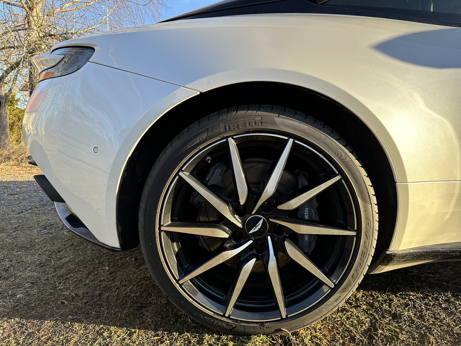 Exteriörbild på 2018 Aston Martin DB11