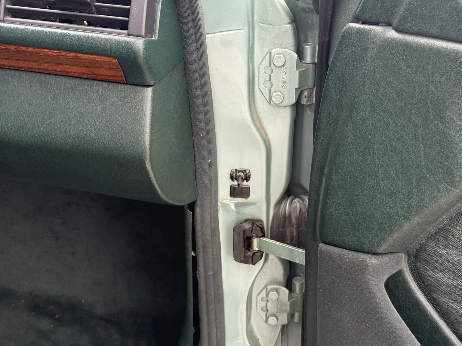 Interior image of 1991 Mercedes-Benz 300 E 4MATIC (45)