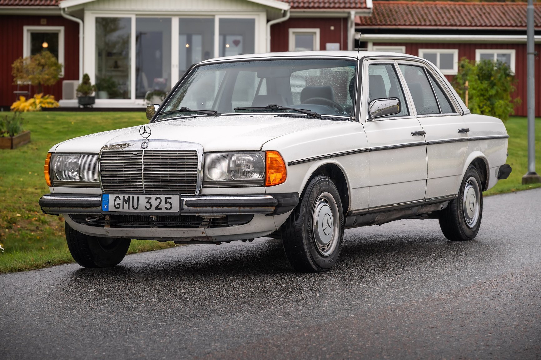 Exterior image of 1985 Mercedes-Benz 200 Automatic