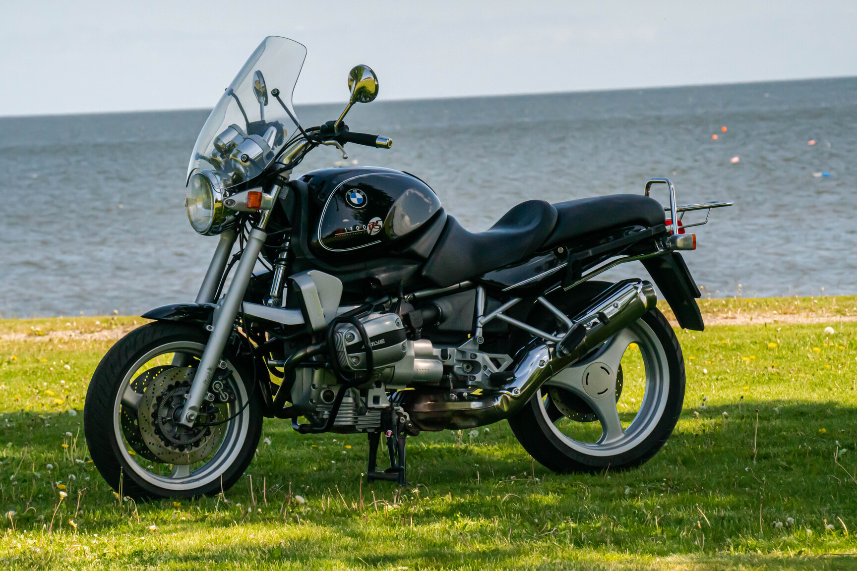 Exterior image of 1998 BMW R1100R (5)