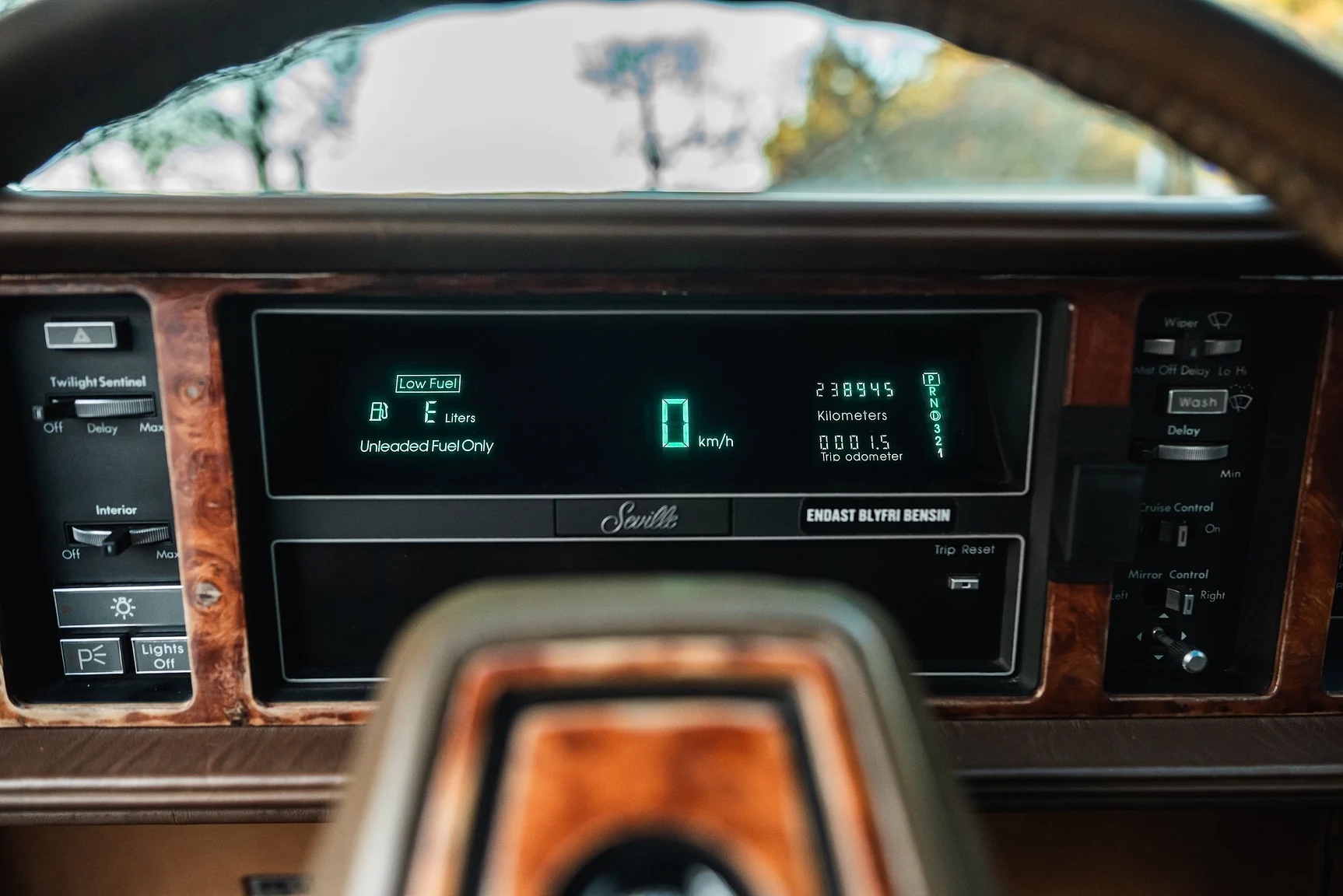 Interior image of 1989 Cadillac Seville (7)