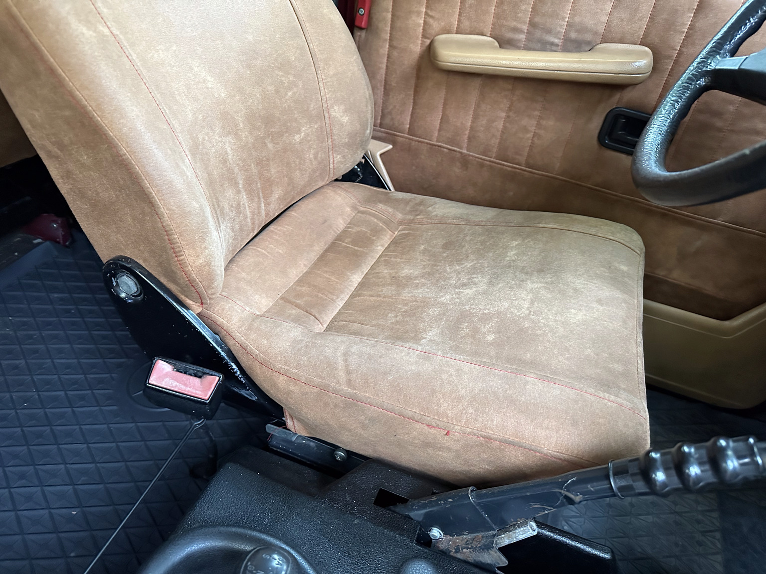 Interior image of 1986 Mercedes 280 GE (34)