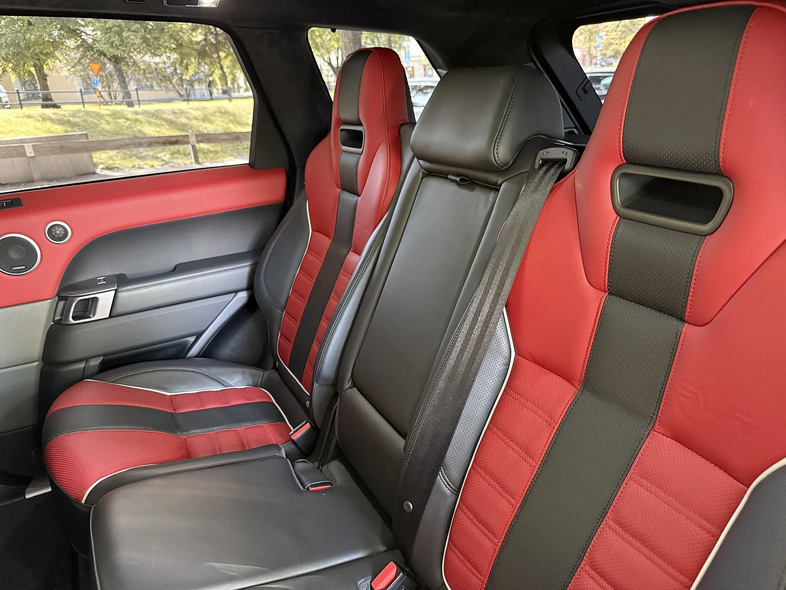 Interiörbild 2017 Range Rover Sport SVR (56)