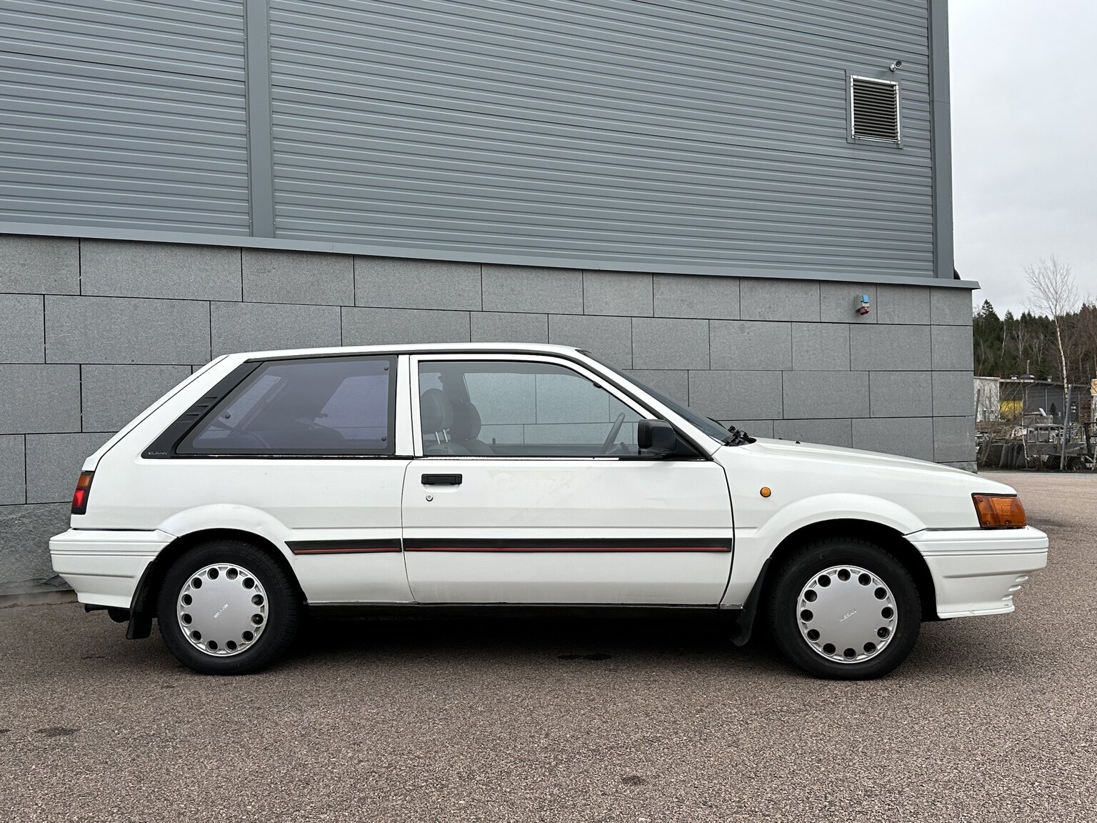 Exteriörbild på 1988 Nissan Sunny (50)