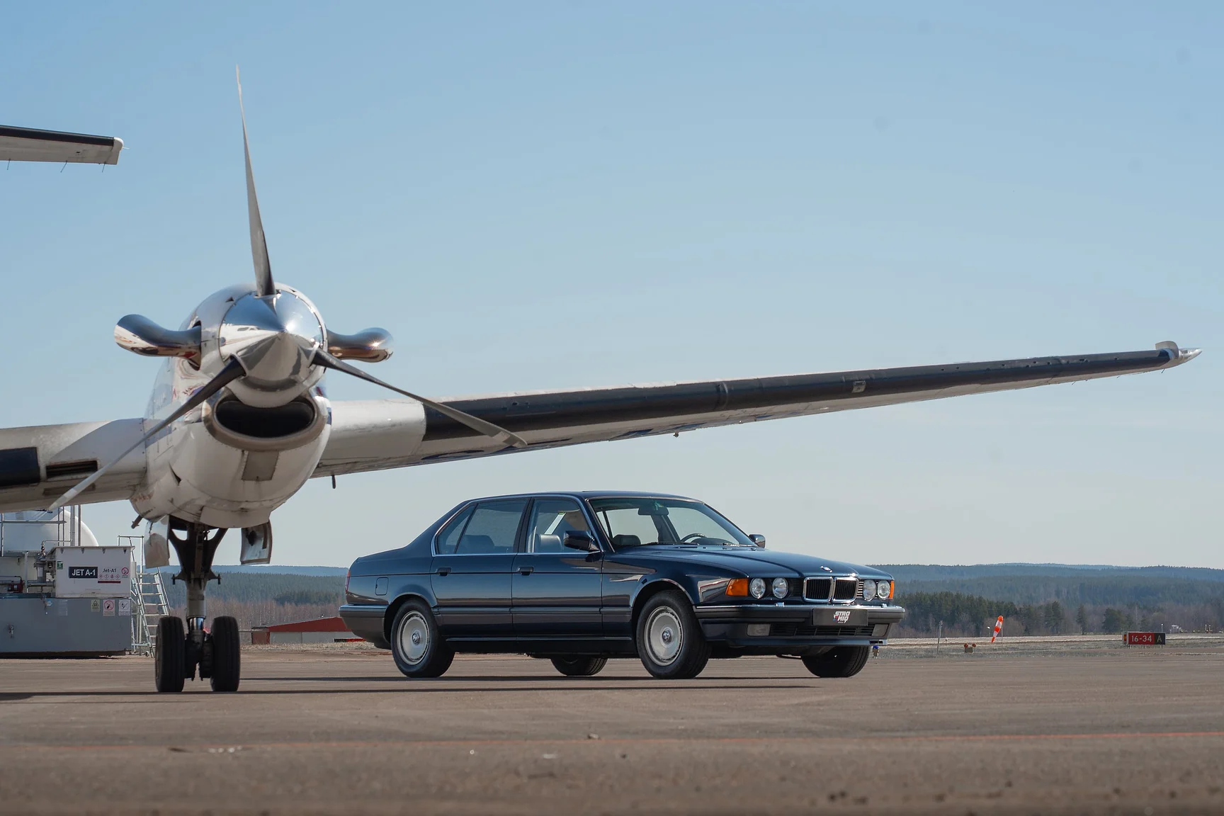 Exteriörbild på 1989 BMW 750iA (16)